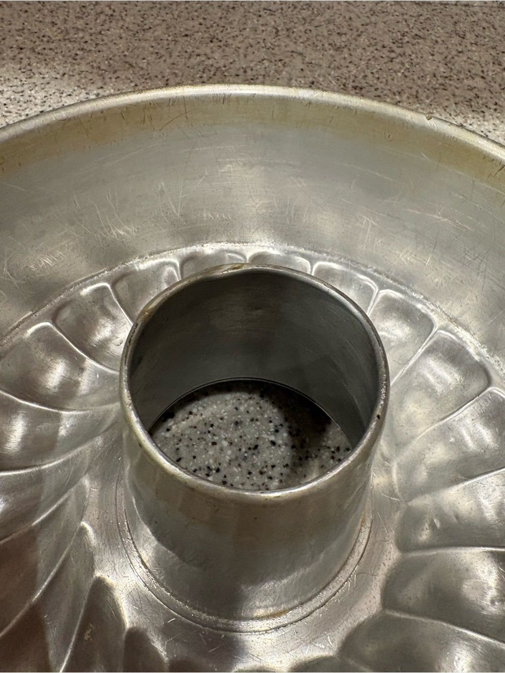 Vintage  fluted aluminum Bundt cake pan - Picture 3 of 7